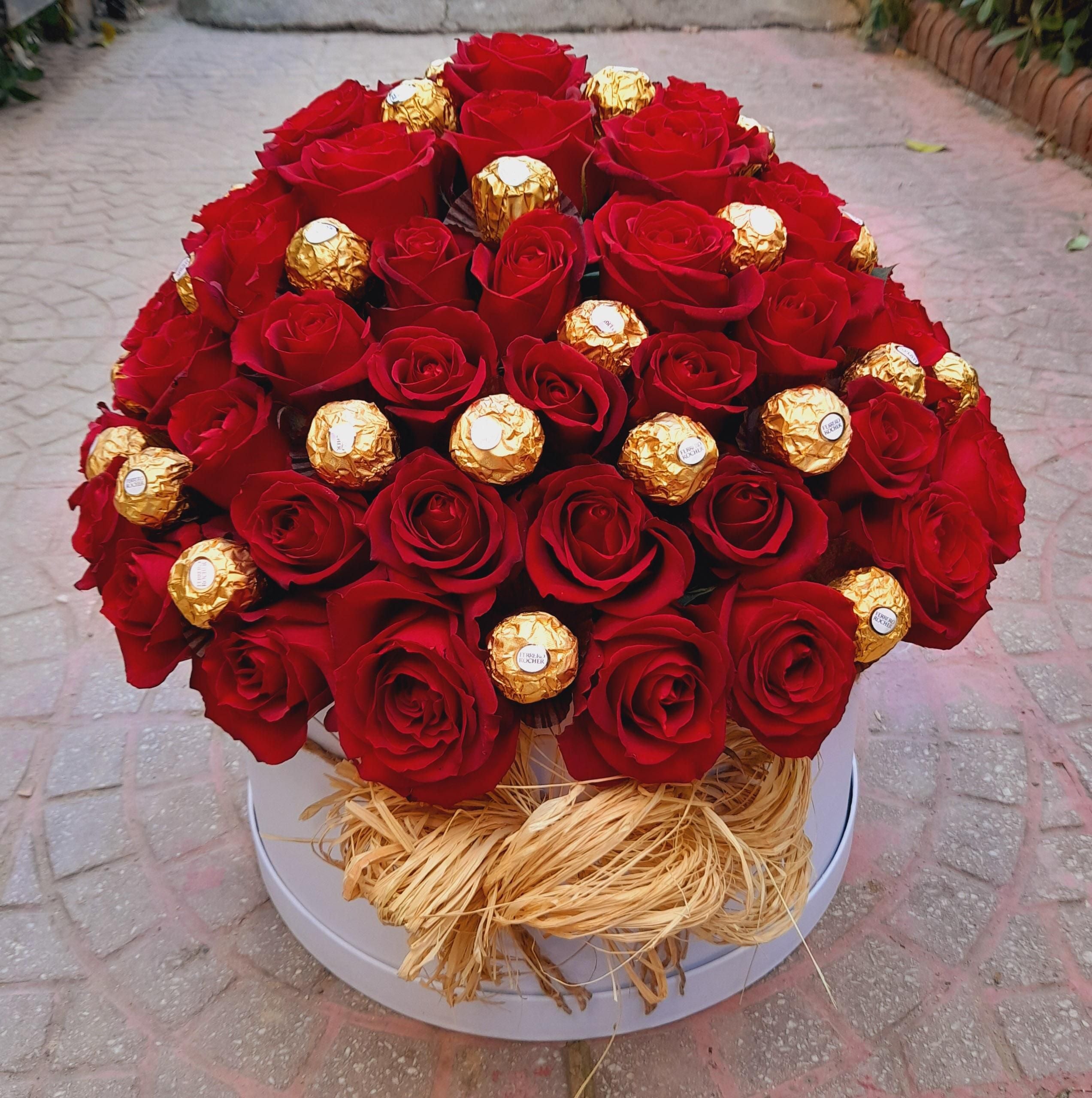 101 Red Roses & Chocolates Box By Flower Delivery Dubai for Valentines Day