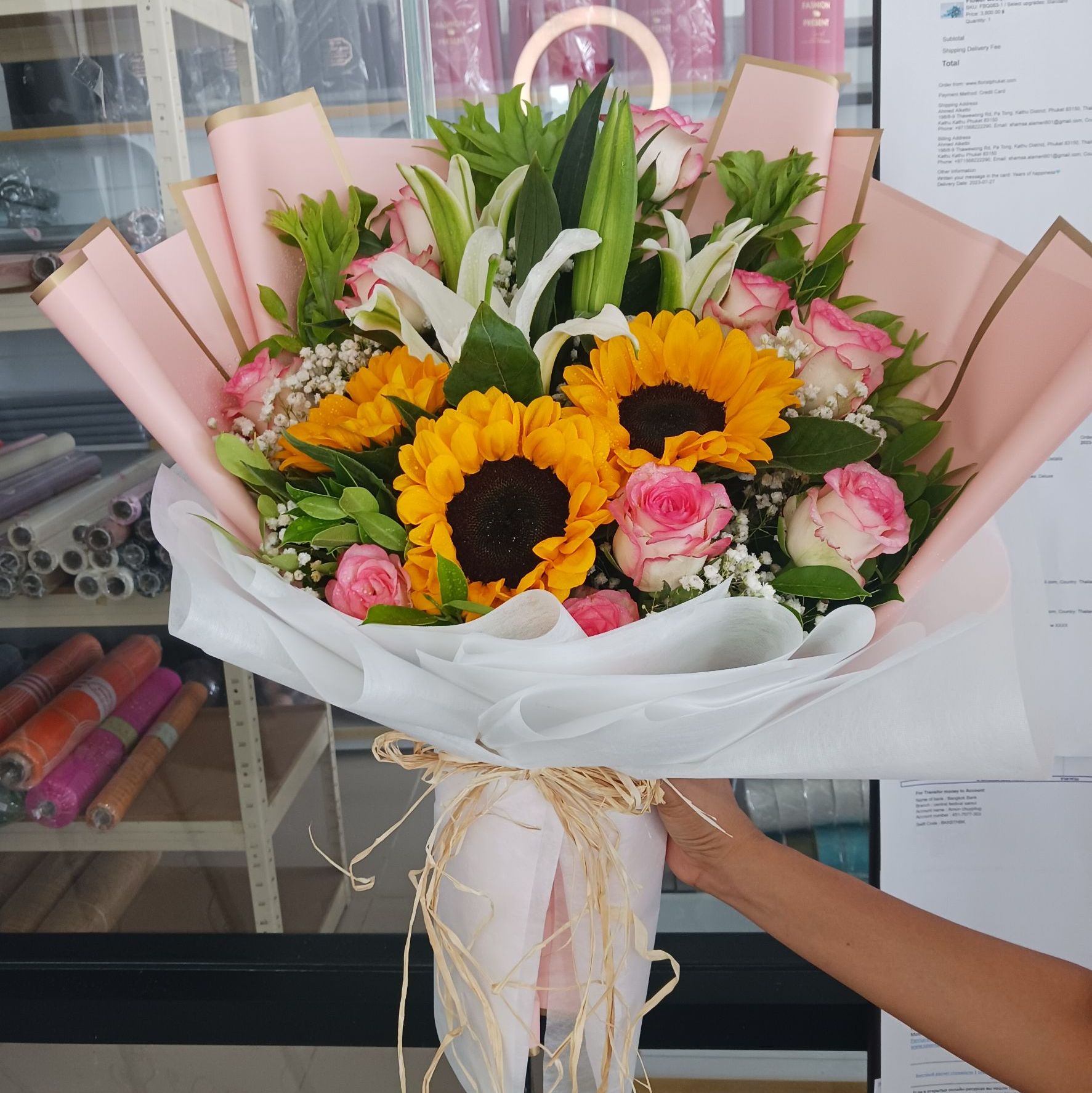Quality Flowers & Foliage Arrangement By Flower Delivery Dubai for Anniversary